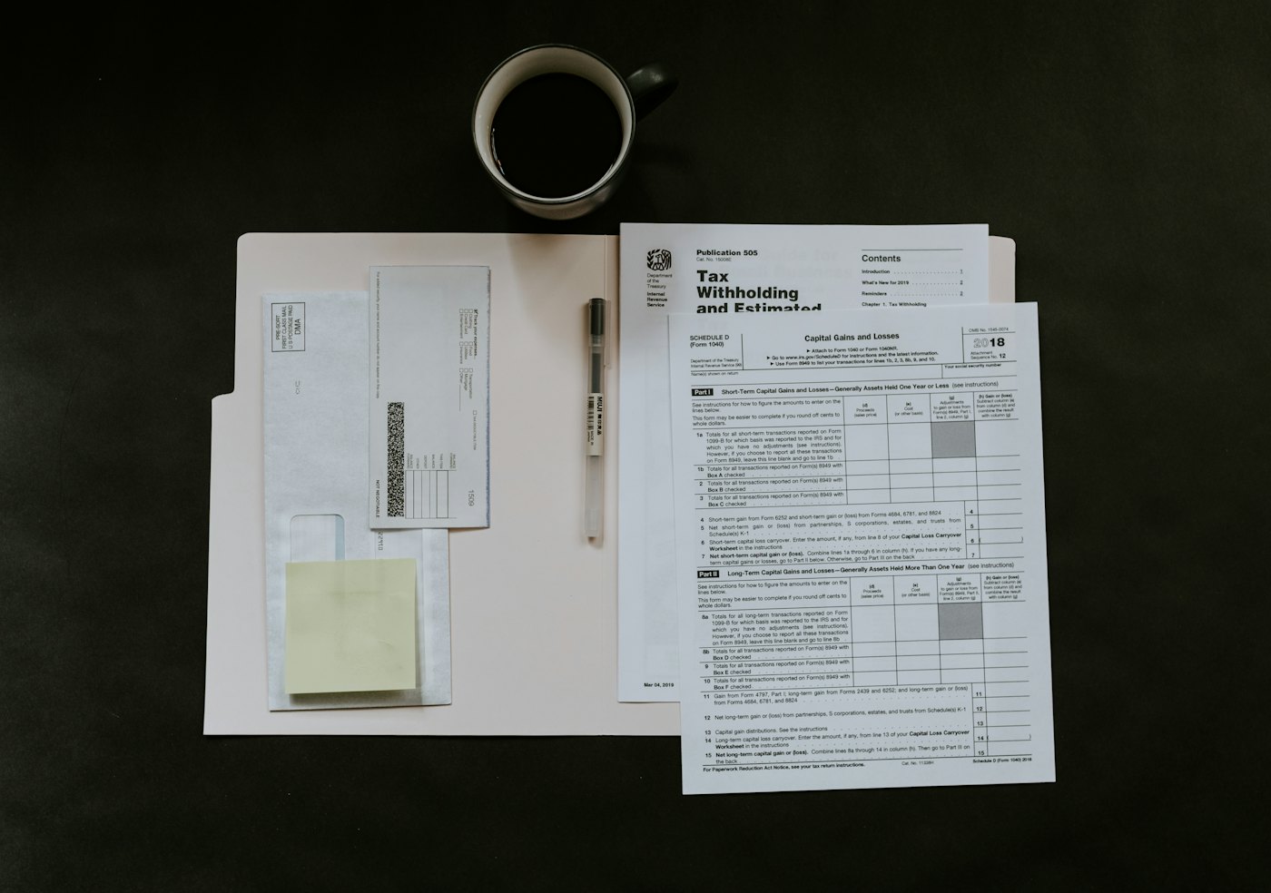 Documentos y un lápiz sobre un escritorio: citación a declarar de la Fiscalía