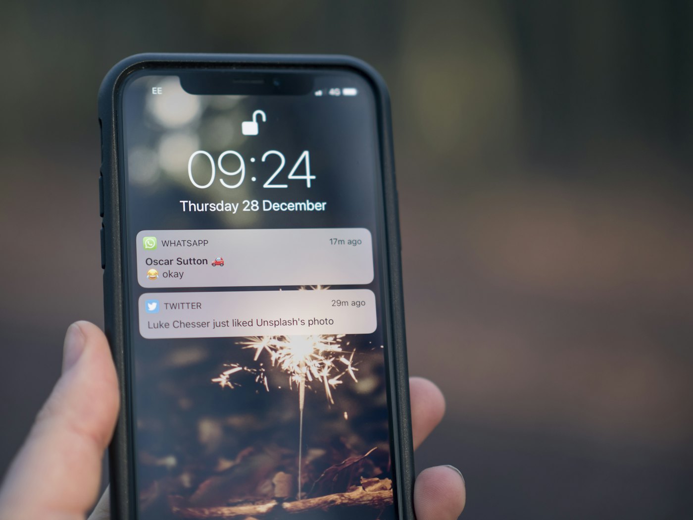 Teléfono con notificaciones en pantalla: denuncia por amenazas por WhatsApp en Chile