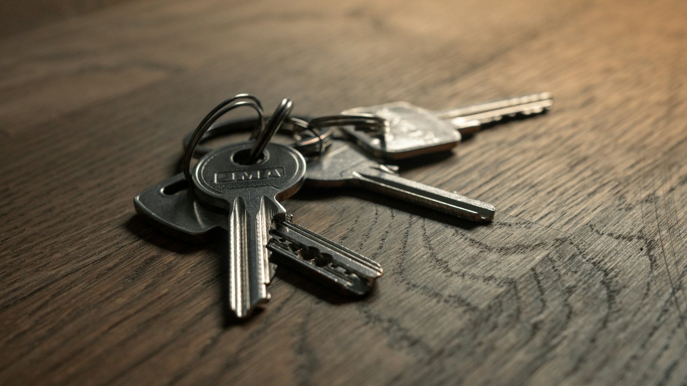 Llaves de una casa sobre una mesa: denuncia por violencia intrafamiliar en Chile