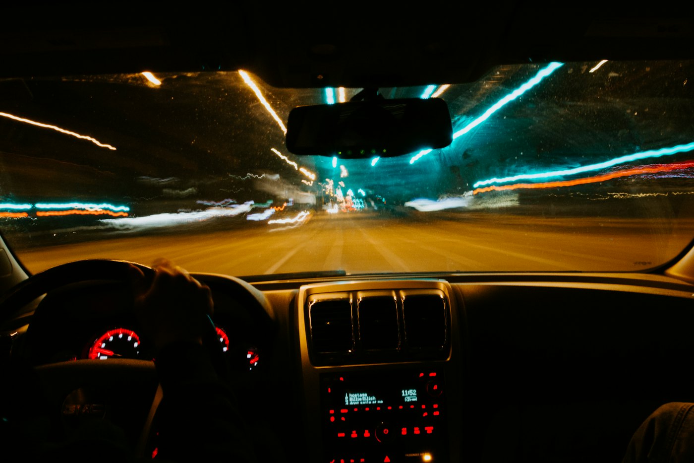 Tablero de un auto de noche: conducir en estado de ebriedad por primera vez en Chile