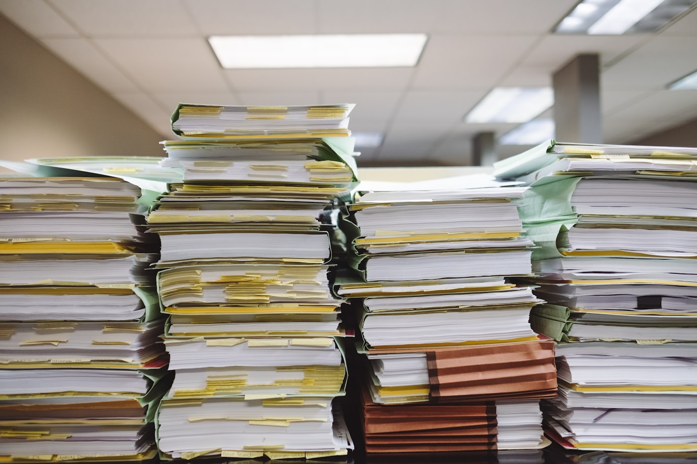 Pilas de expedientes en una oficina: cómo eliminar antecedentes penales en Chile