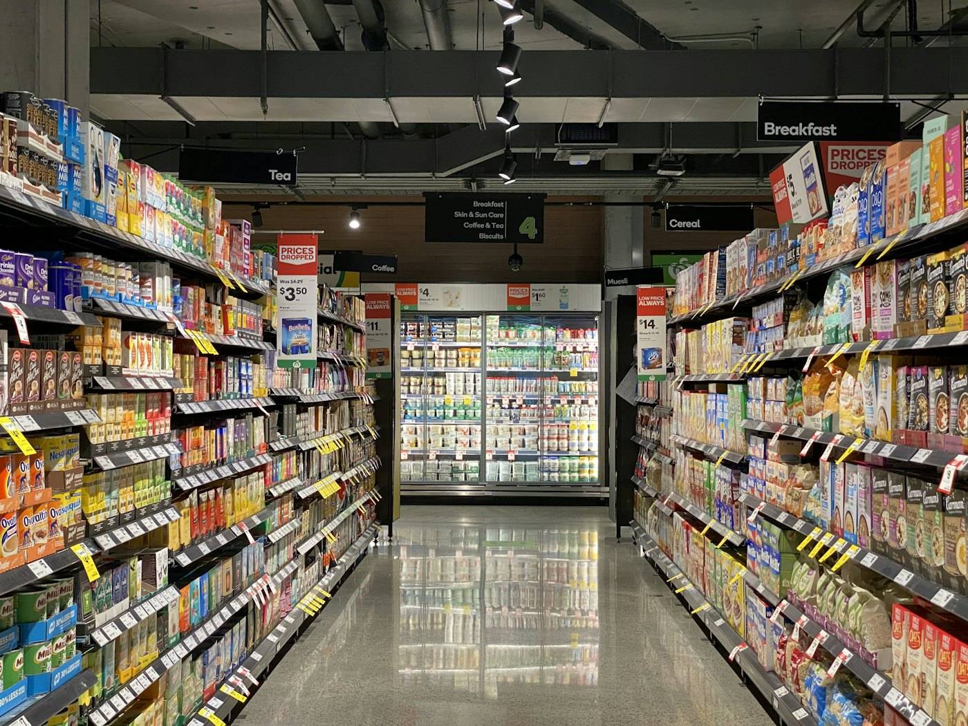 Pasillo de un supermercado: qué pasa si lo detienen por hurto en Chile