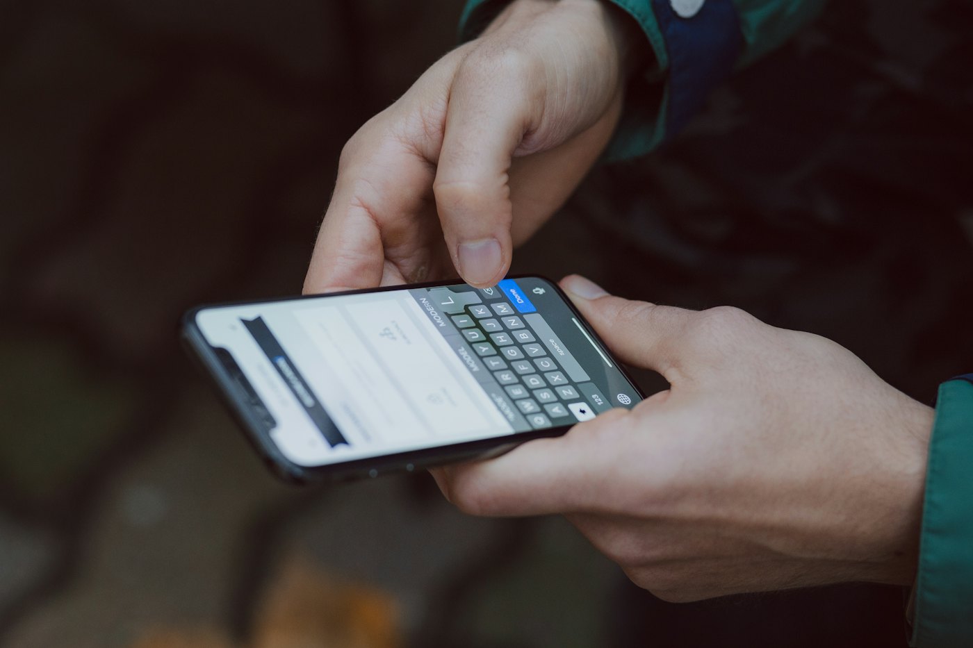 Persona revisando el teléfono: cómo saber si tengo una denuncia en mi contra en Chile